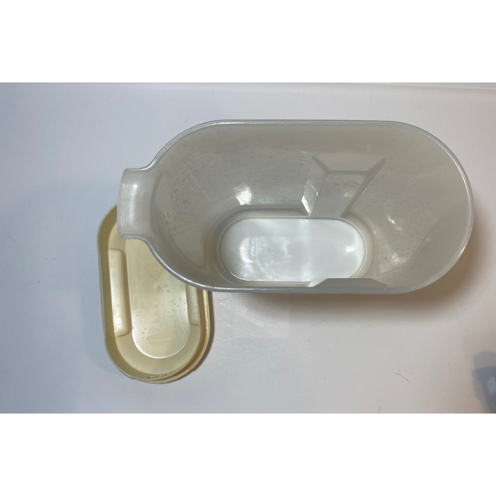 Rubbermaid Servin Saver Pitcher 2.25 Qt 2.1 L Vintage Almond Lid 0940 1091