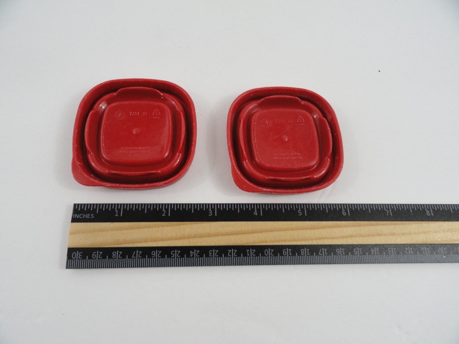2 Rubbermaid 7J54 Plastic 2″ Snap On Replacement Lids ONLY Red