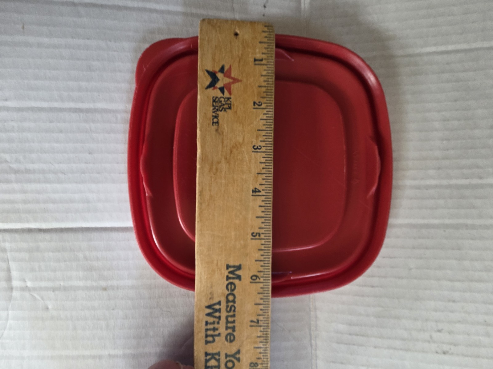 Rubbermaid Easy Find Replacement 7J64 Red Food Container Lid 6 1/2″
