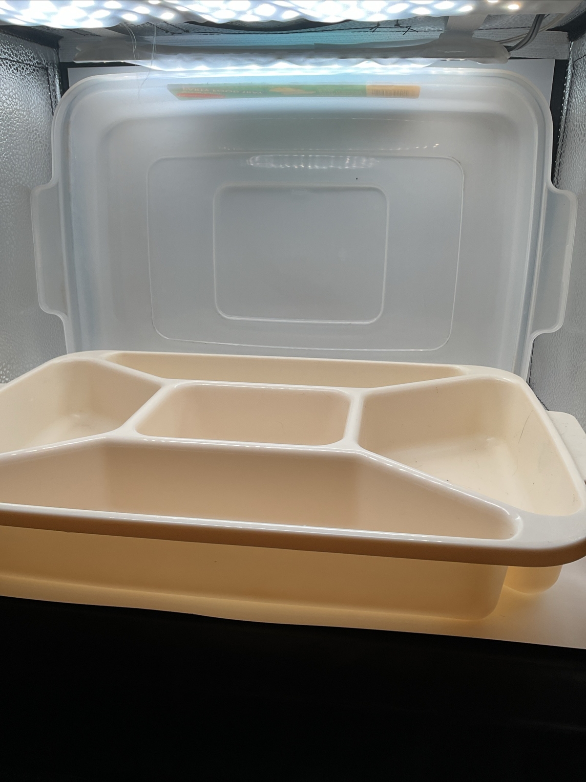 Rubbermaid – Servin Saver Covered Party Food Tray 0833 & Lid 0832 – Beige