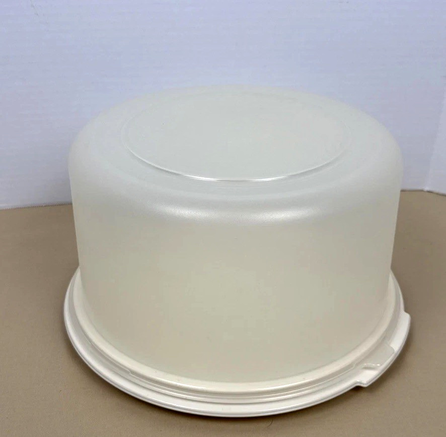 Vintage Round Large Rubbermaid Servin’ Saver Cake Keeper Container / Almond Base