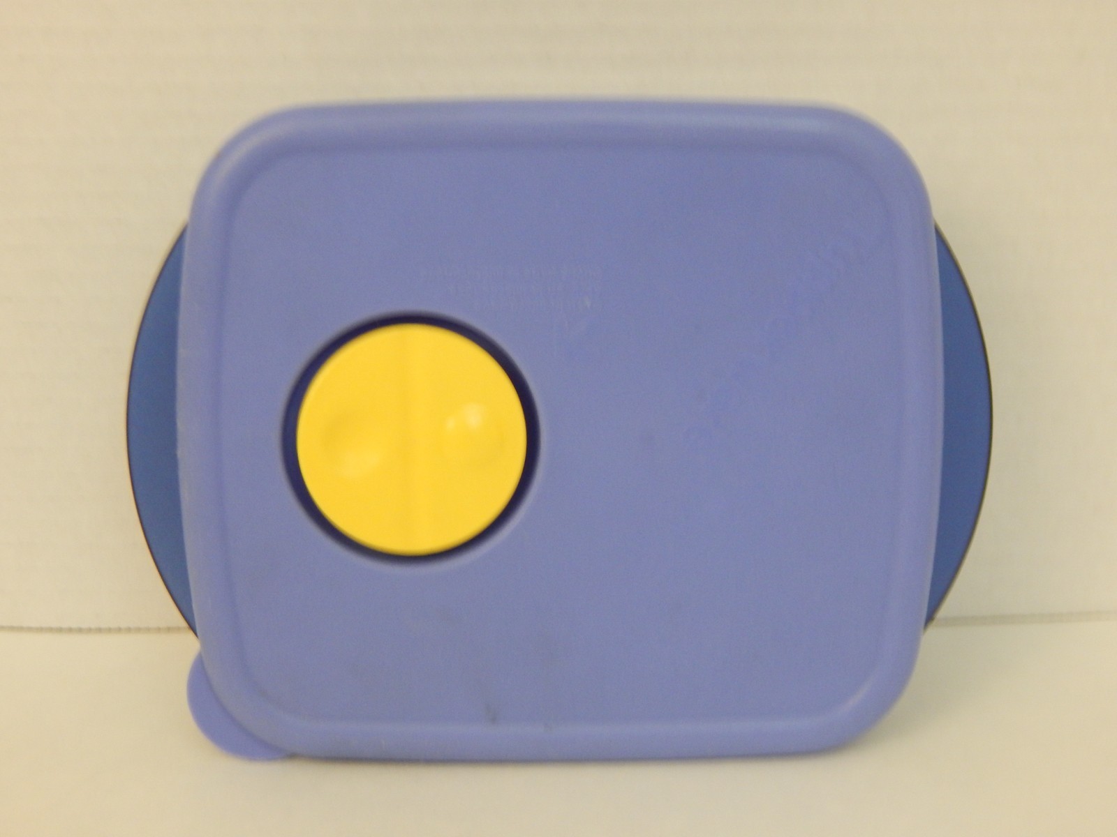Tupperware ~ Rock & Serve * 2 1/2 Cup #3385A * Blue Dish w/Blue & Yellow Lid