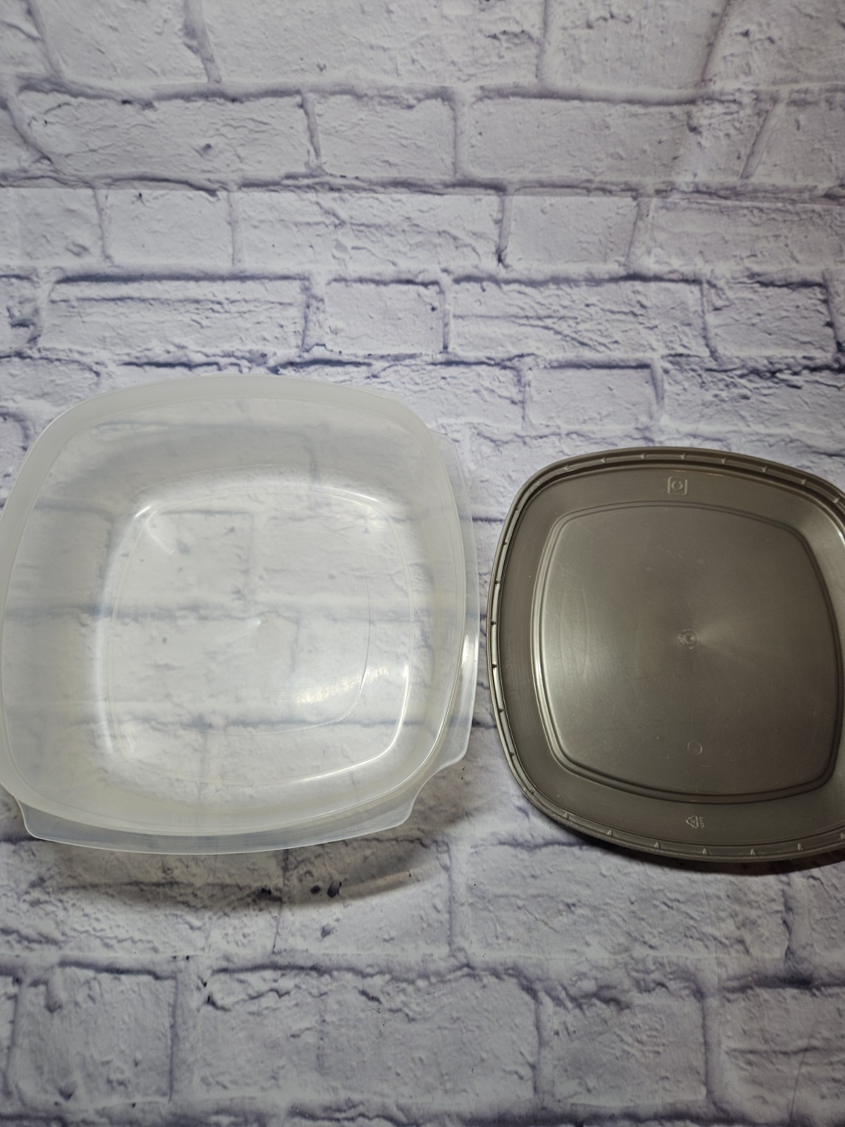 VTG Rubbermaid Large Square Container “C”-21.1 Cups (1.3 Gal) Sheer w Silver Lid