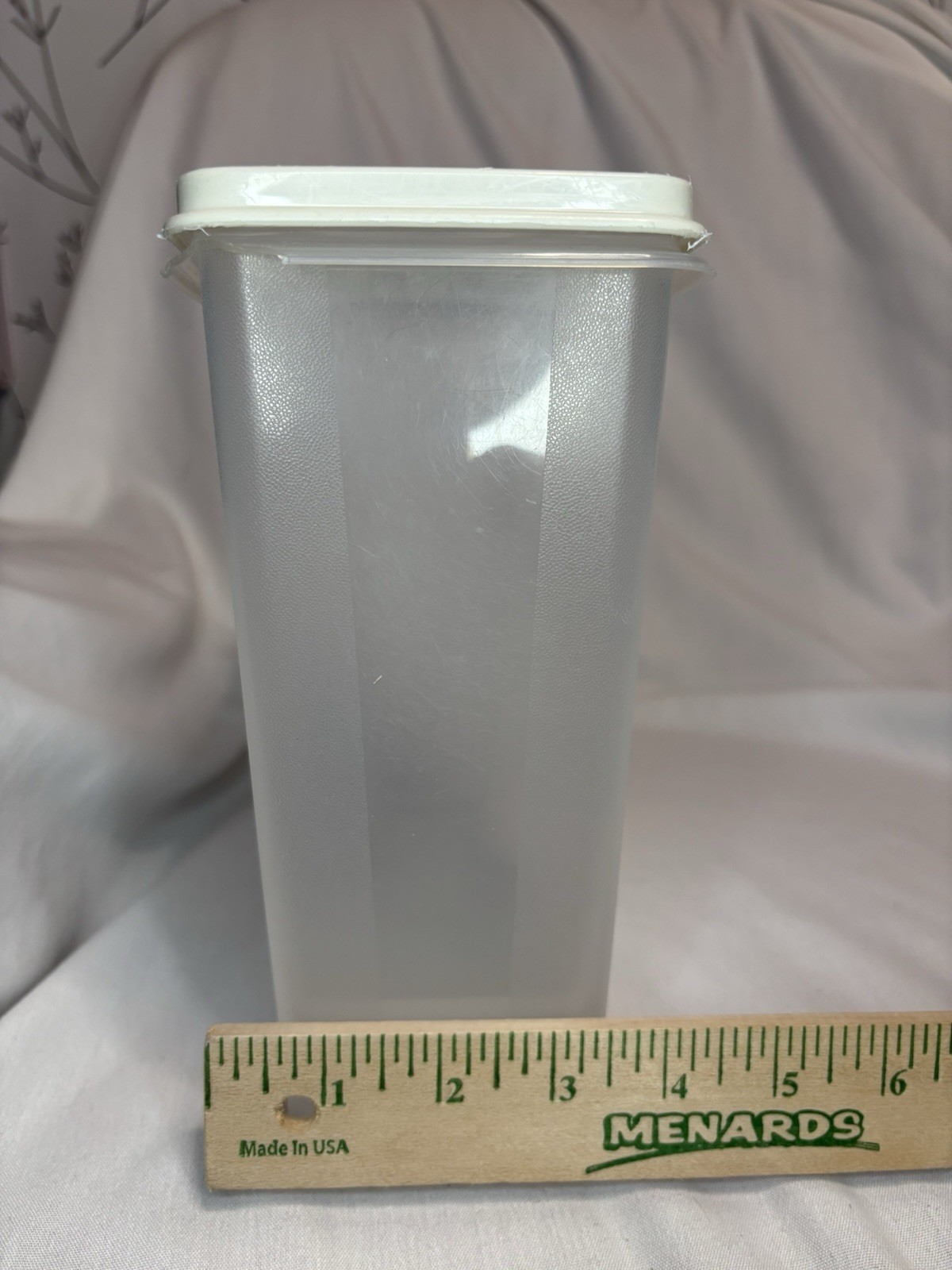 VTGRubbermaid Servin Saver 13 Cups Clear Plastic Cereal Container White Snap Lid