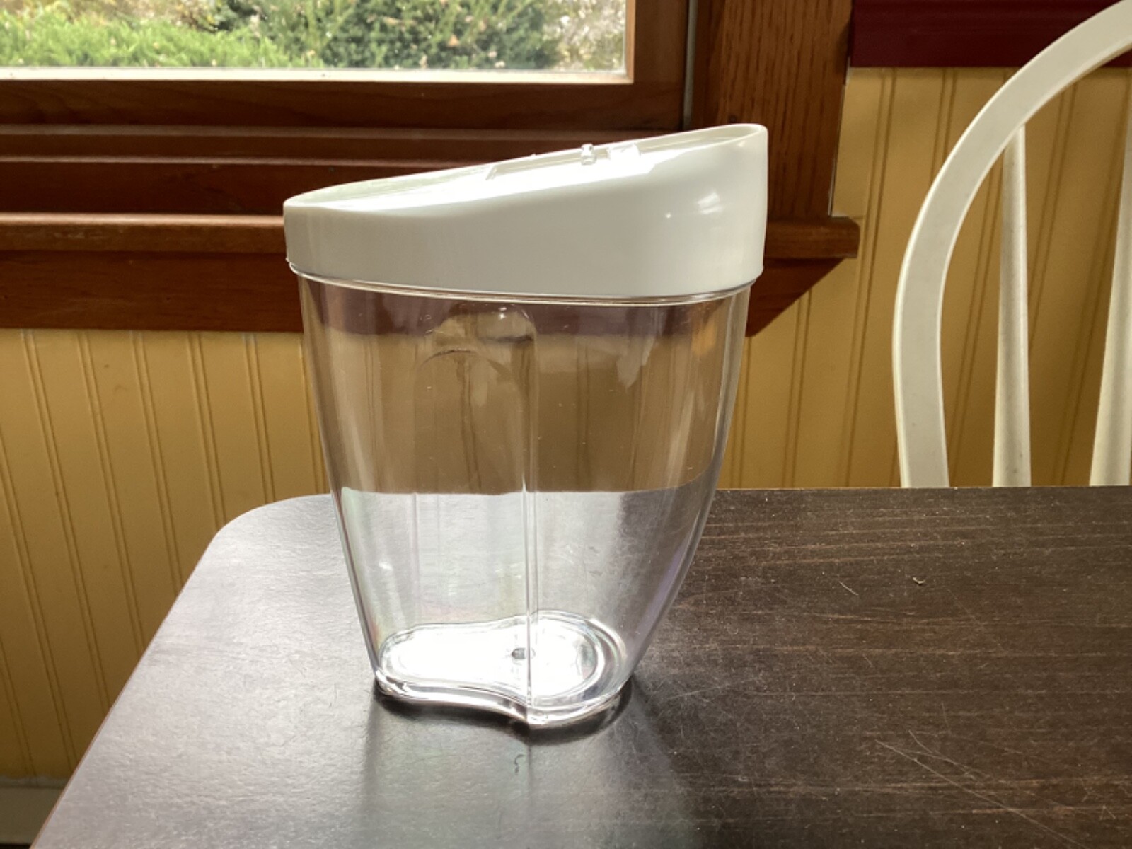 Plastic Pitchers with lids, set of 5, Approx 1 C – 5 1/2 C, Nesting