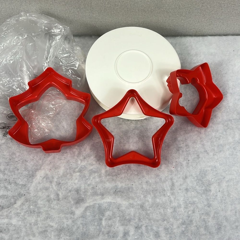 Tupperware Holiday Nesting Cookie Cutters with Storage Case Set of 3 Red NWT