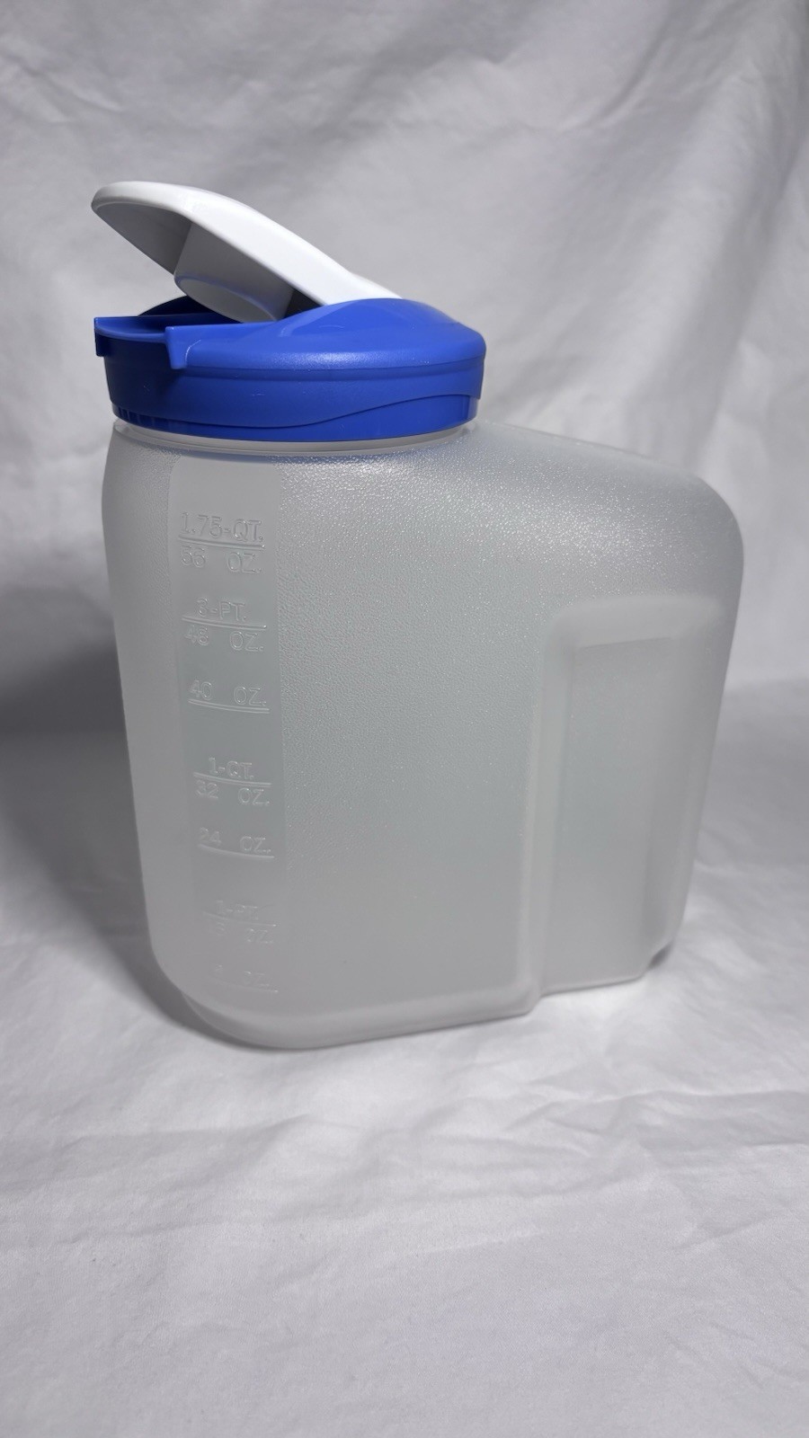 Vtg. Rubbermaid Servin Saver 1.75 Quart Beverage Container Flip Lid