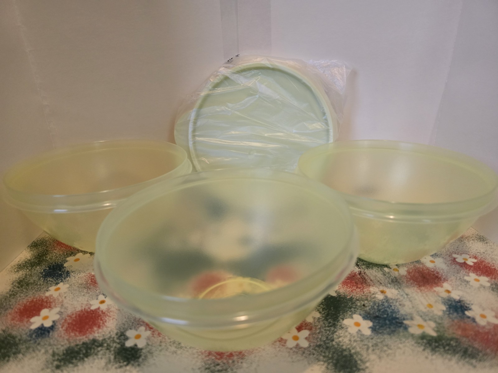 Tupperware Wonderlier Bowl & Seal Set 4.5 Cup Mixing bowls In Celery Green
