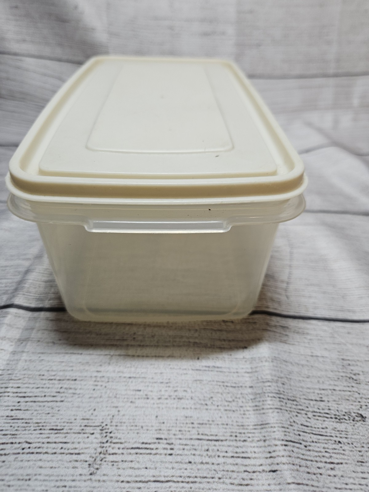 Rubbermaid Servin Saver #12 Rectangle Container – 60 oz (1.7L) – Sheer w/ Beige