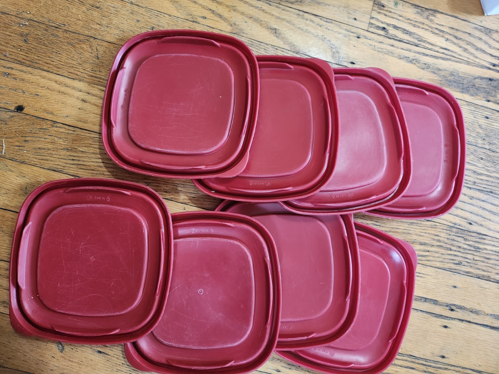 8 Piece Rubbermaid Easy Find Replacement 7J64 Red Container Lids