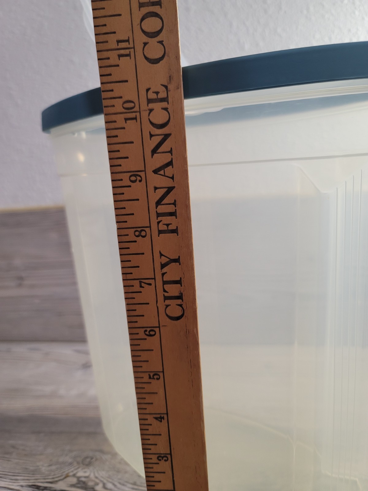 Vintage Rubbermaid 1.5 gallon pitcher or cereal food storage. Used light blue .