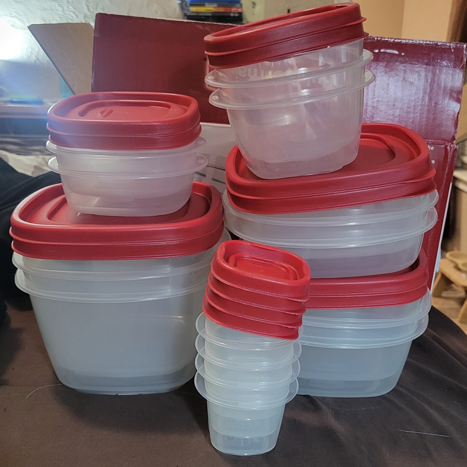 Rubbermaid Easy Find Lids 28 Piece Set Including Red Lids NEW Open Box