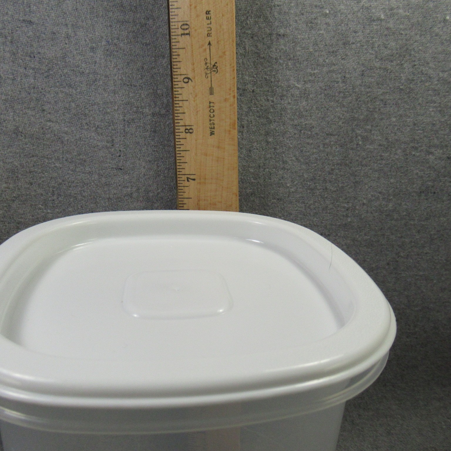 Rubbermaid Servin’ Saver Food Canister Container # 5 6 Cups White Lid