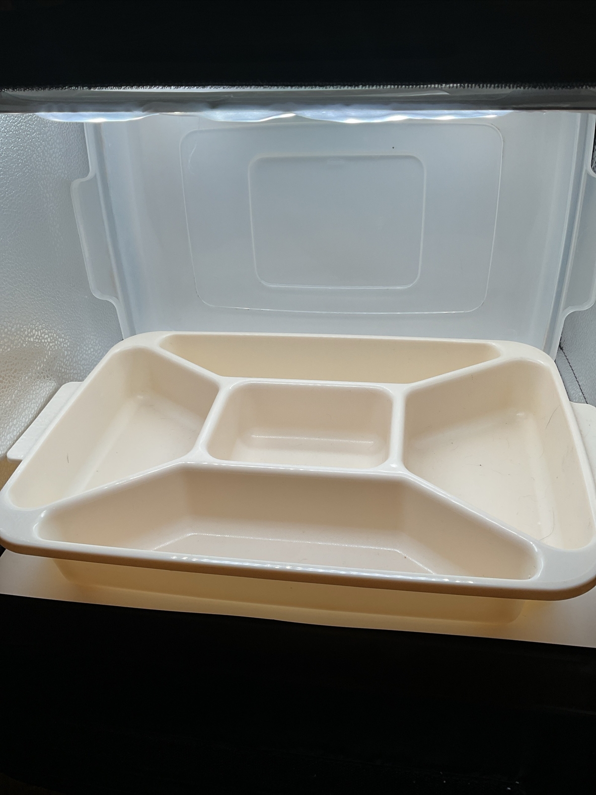 Rubbermaid – Servin Saver Covered Party Food Tray 0833 & Lid 0832 – Beige
