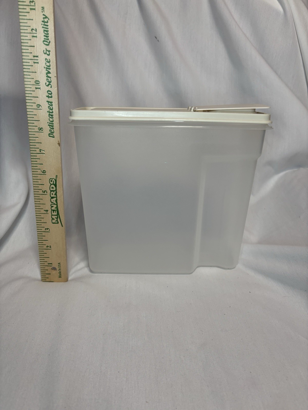 VTGRubbermaid Servin Saver 13 Cups Clear Plastic Cereal Container White Snap Lid