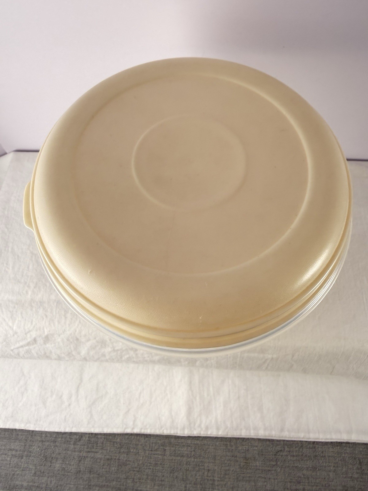Rubbermaid Servin Saver #9 10 Cup Round Clear Container Almond With Lid