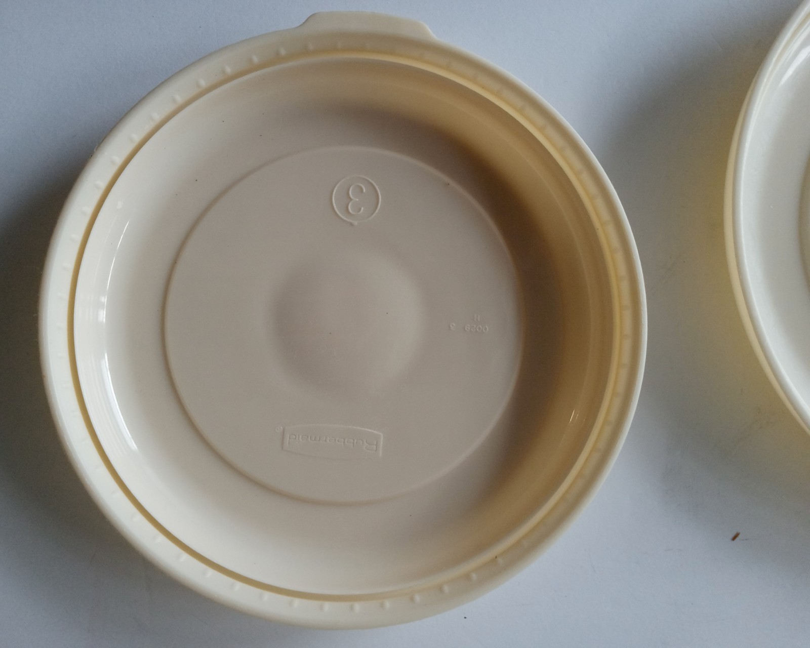 Vintage RUBBERMAID lot of 2 Round Servin Savers 2.5/1.5 Qt. with Lids