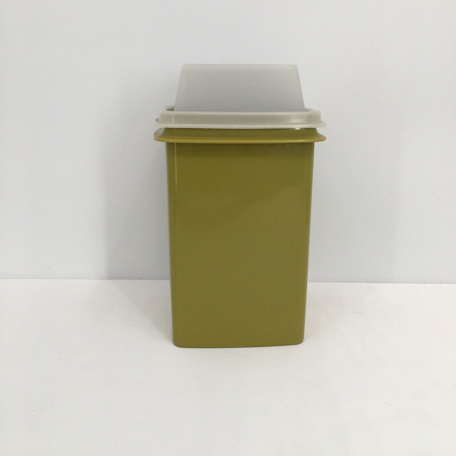 Vintage Tupperware Pick-A-Deli Pickle/Olive Keeper – Avocado Green – # 1330-3