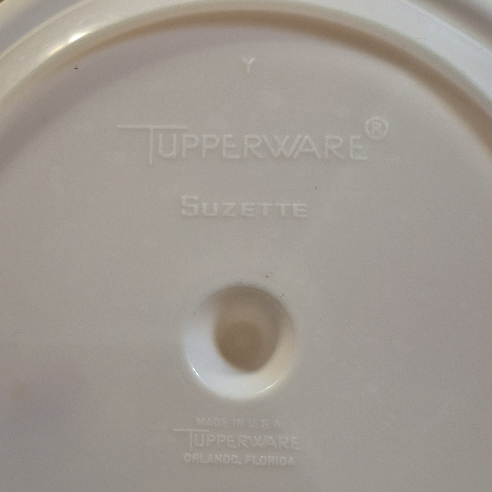 Tupperware Suzette 1 Qt Round Divided Container Orange/White Snap Lid 2pc Set