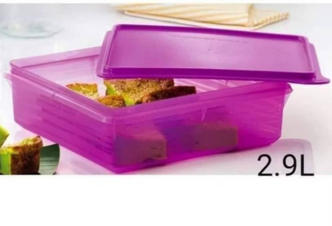 2.9L Tupperware square Purple Snack Sandwich Sweet Keeper . Air tight container
