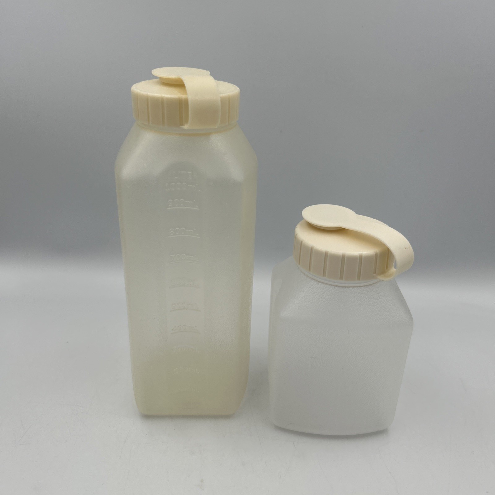 2X Rubbermaid Servin Saver 1 Pint / 1 Quart Liquid Container Bottles Almond