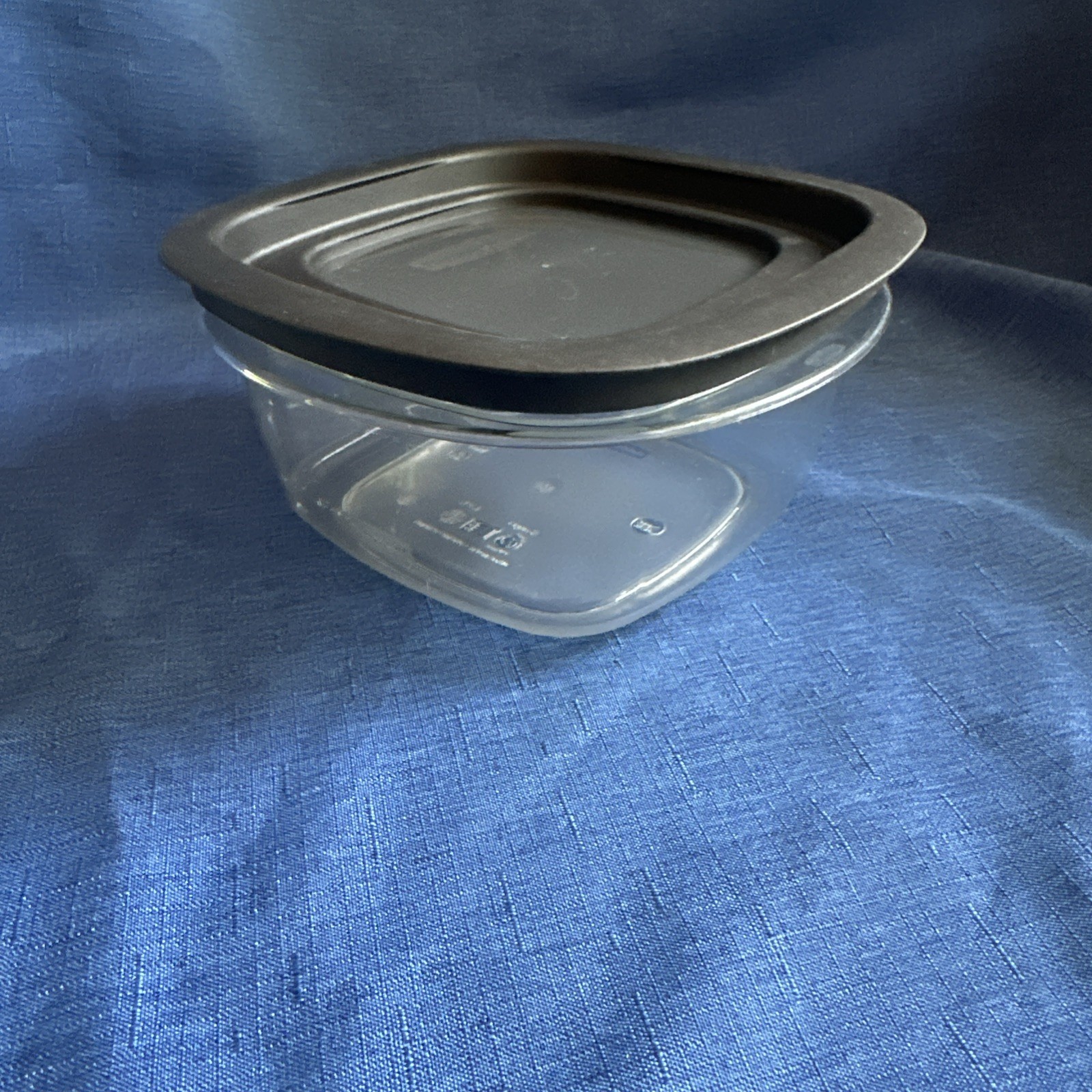 Rubbermaid Premier 5 Cup Food Storage Container Clear Black Lid FG 7H77 Inv#247
