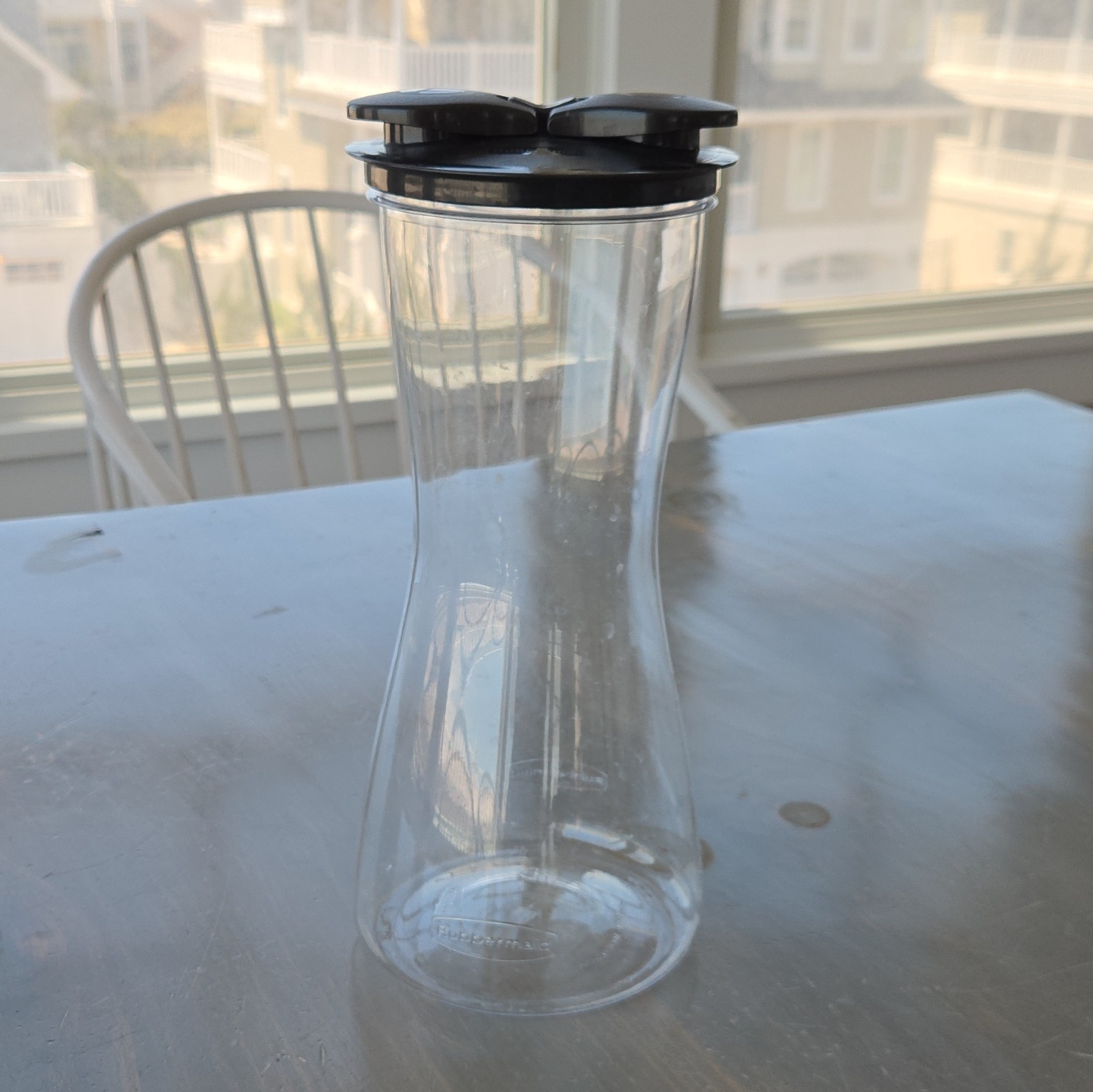 Rubbermaid Cylinder Plastic Food Storage Container 2QT 1.9L Snap Lid Clear Black