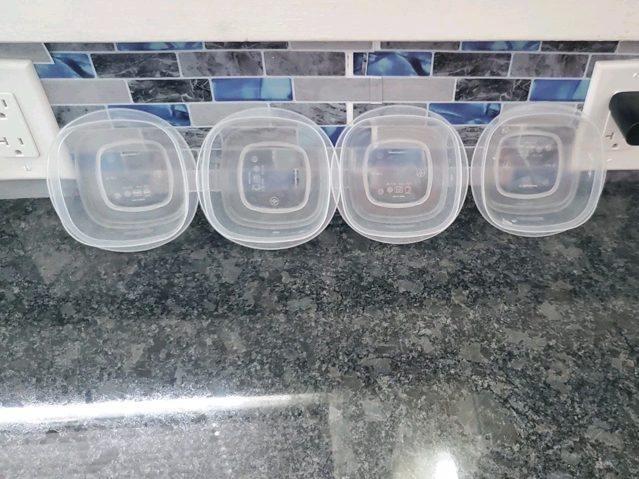 Rubbermaid Lot of 13- .05 Cups (10 bl Lid, 3 Red), 4 ( 1.25 Cups) 17 Cups, 17 Li