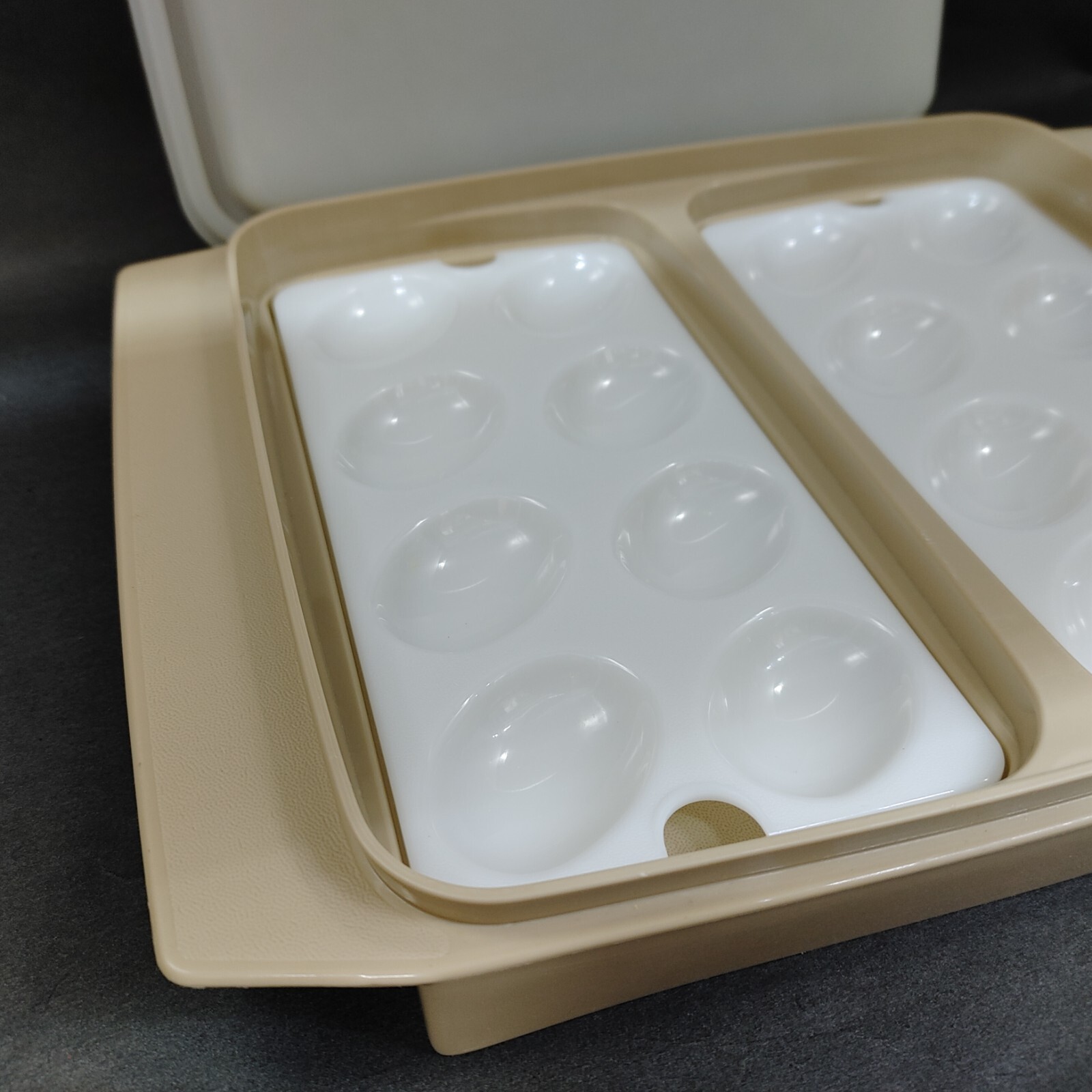 Tupperware 723-2 Tan Beige Deviled Egg Keeper Container Trays 665-2 Lid 722-1