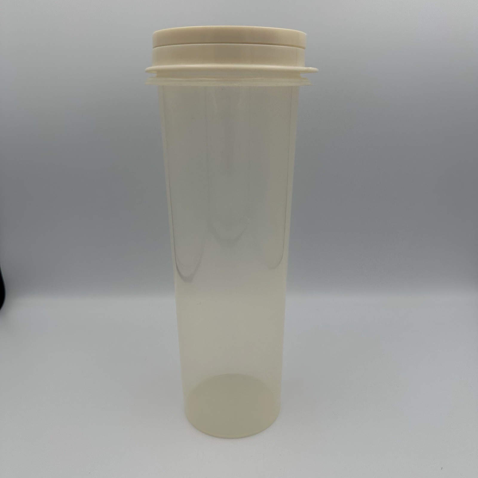 Rubbermaid Servin’ Saver Pasta Spaghetti Keeper Storage with Easy Measure Lid