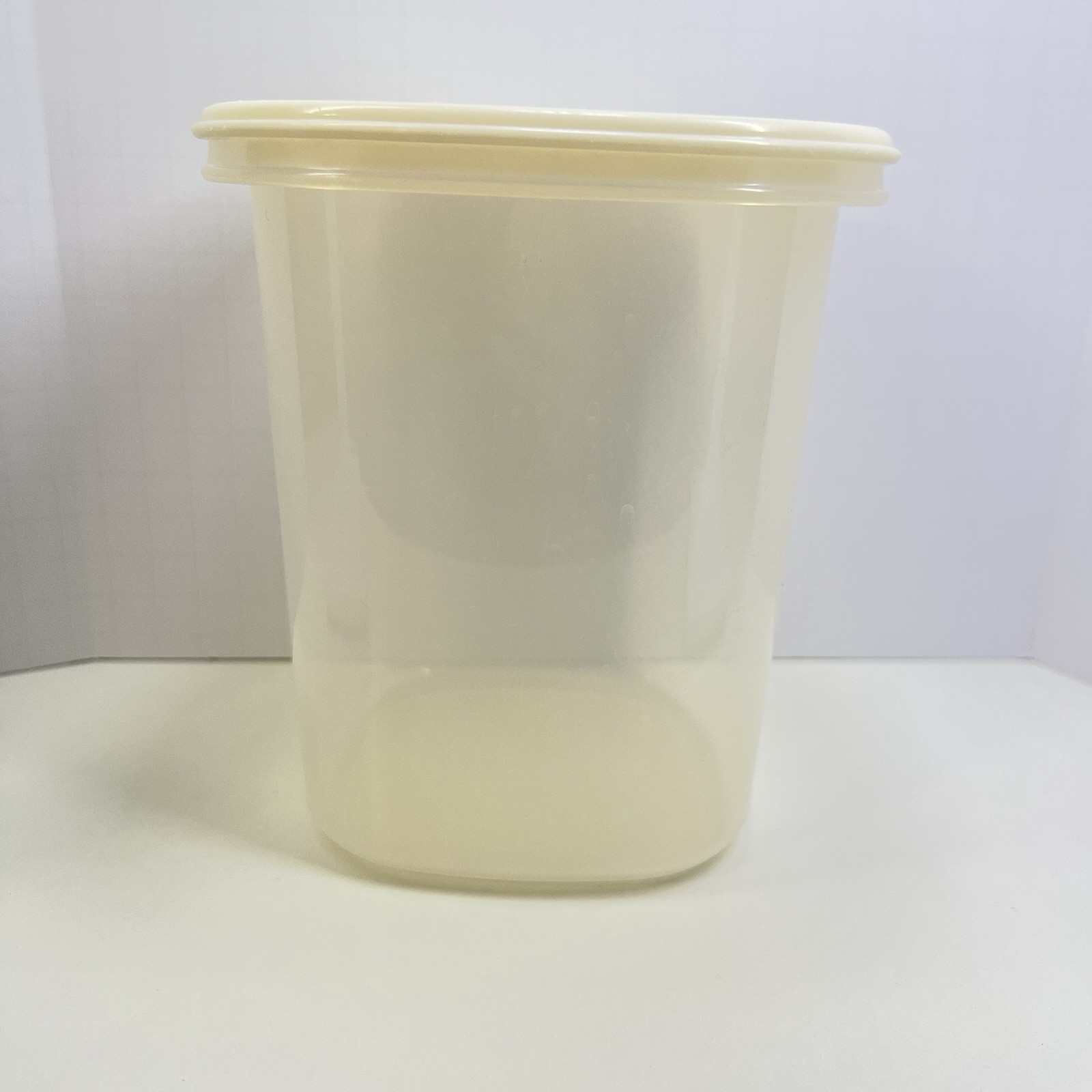 Vtg Rubbermaid Servin’ Saver 6-cup Container #5 – Almond Lid