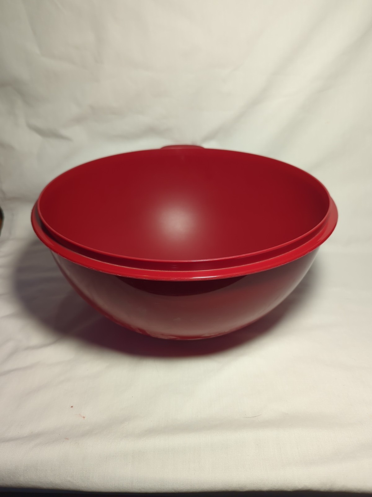 Tupperware 32 Cup Thatsa Bowl Red With White Lid #2539 Large 7.8L No Lid