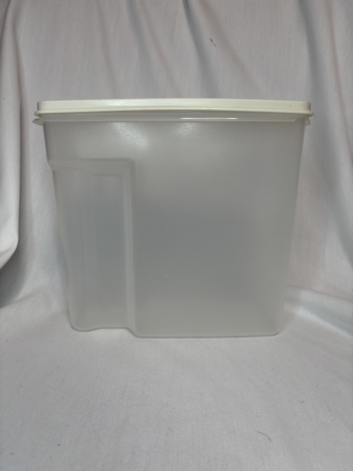 VTGRubbermaid Servin Saver 13 Cups Clear Plastic Cereal Container White Snap Lid