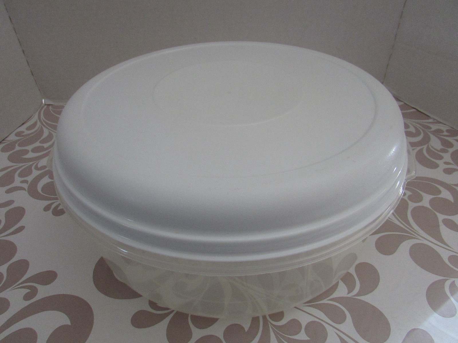 Rubbermaid 22 Cup Round Servin Saver Bowl with White Lid #5 Pls Read