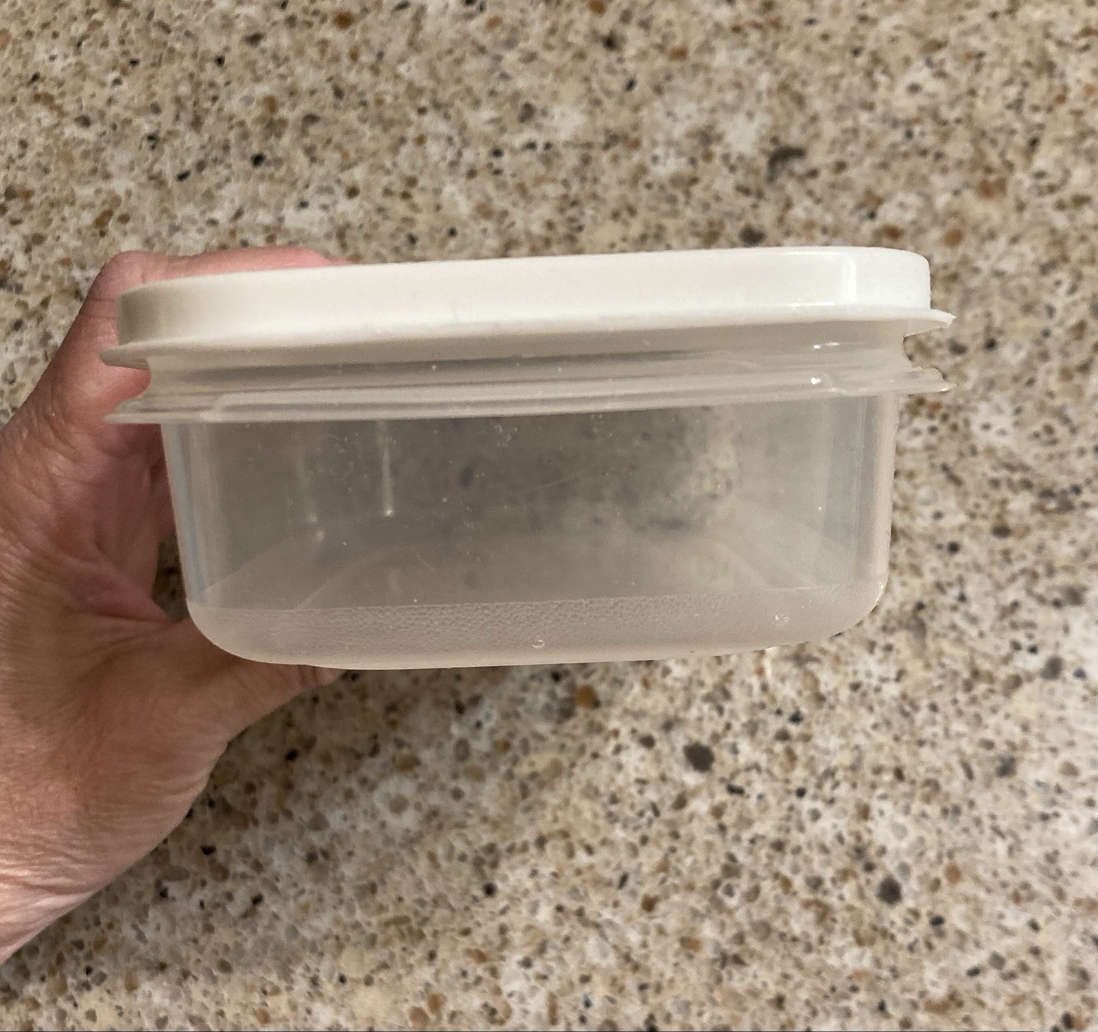 2 Rubbermaid Servin Saver Storage Containers 12 oz #10 and 2 cups #1
