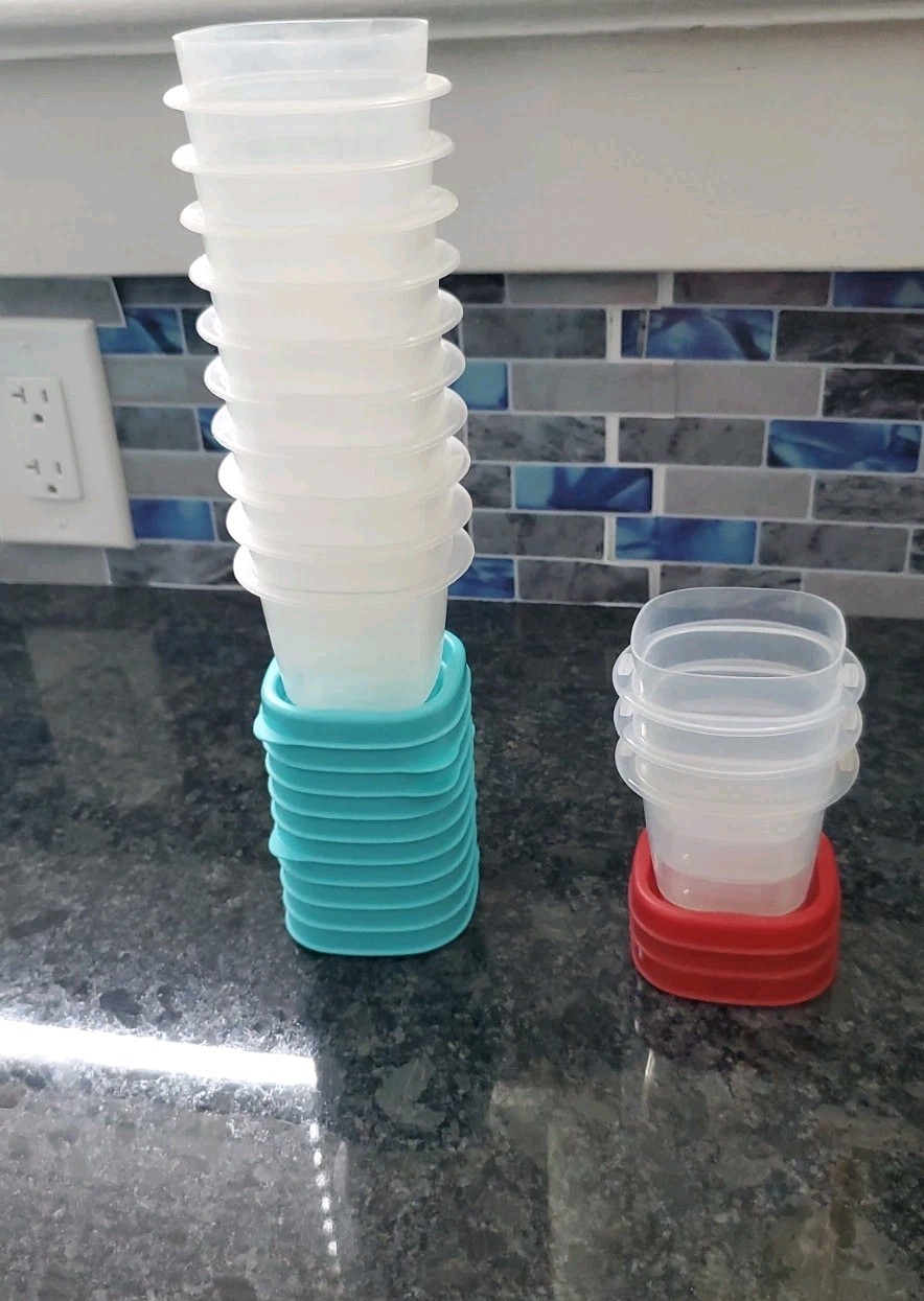 Rubbermaid Lot of 13- .05 Cups (10 bl Lid, 3 Red), 4 ( 1.25 Cups) 17 Cups, 17 Li