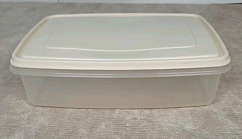 Rubbermaid Servin Saver Storage Container Almond Lid Rectangle #7 17 cups 0006