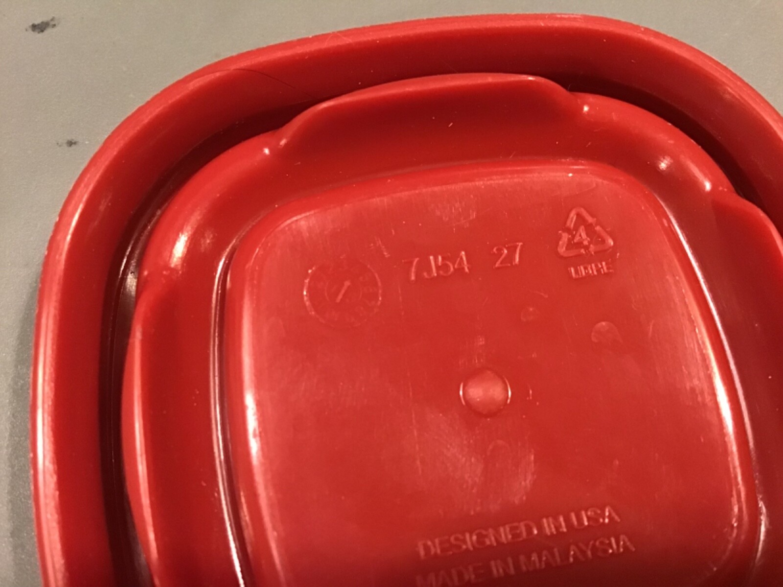 Rubbermaid 4 Ounce Square Food Storage Container with 7J54 Red Easy Find Lid