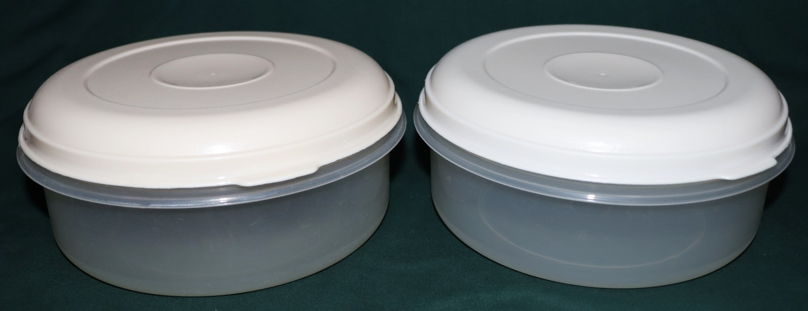 Lot of 2 Rubbermaid Vintage 2.5 Quart Servin’ Saver #4 Clear Bowls Almond Lids