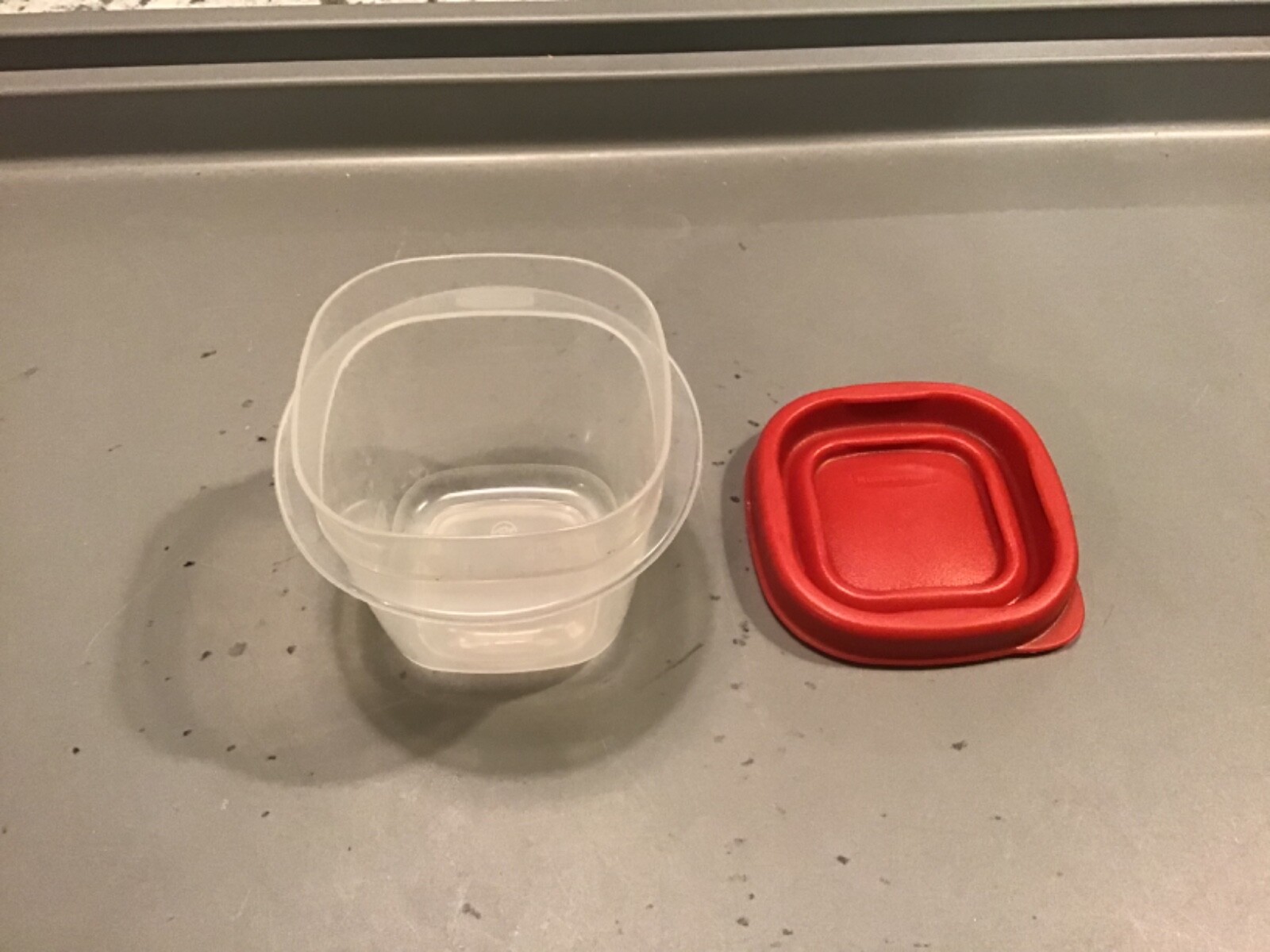 Rubbermaid 4 Ounce Square Food Storage Container with 7J54 Red Easy Find Lid
