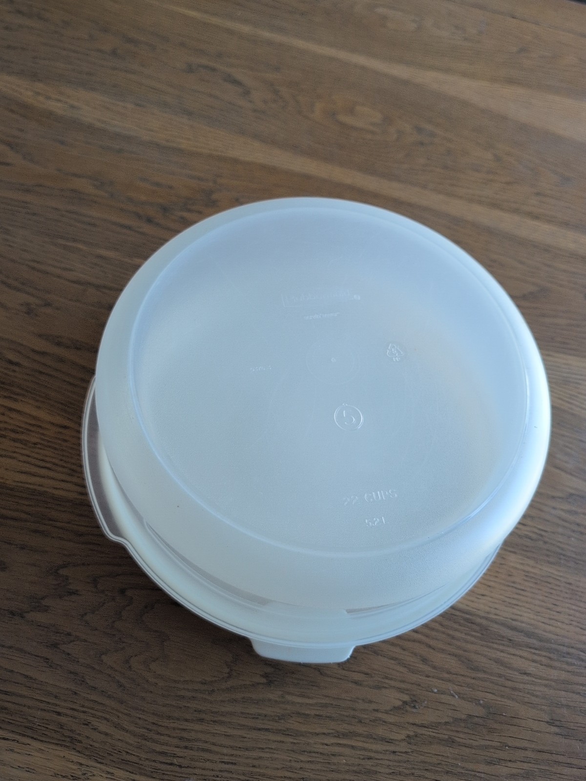 Rubbermaid Servin’ Saver # 5 22 Cup Almond Lid Storage Container Round Large