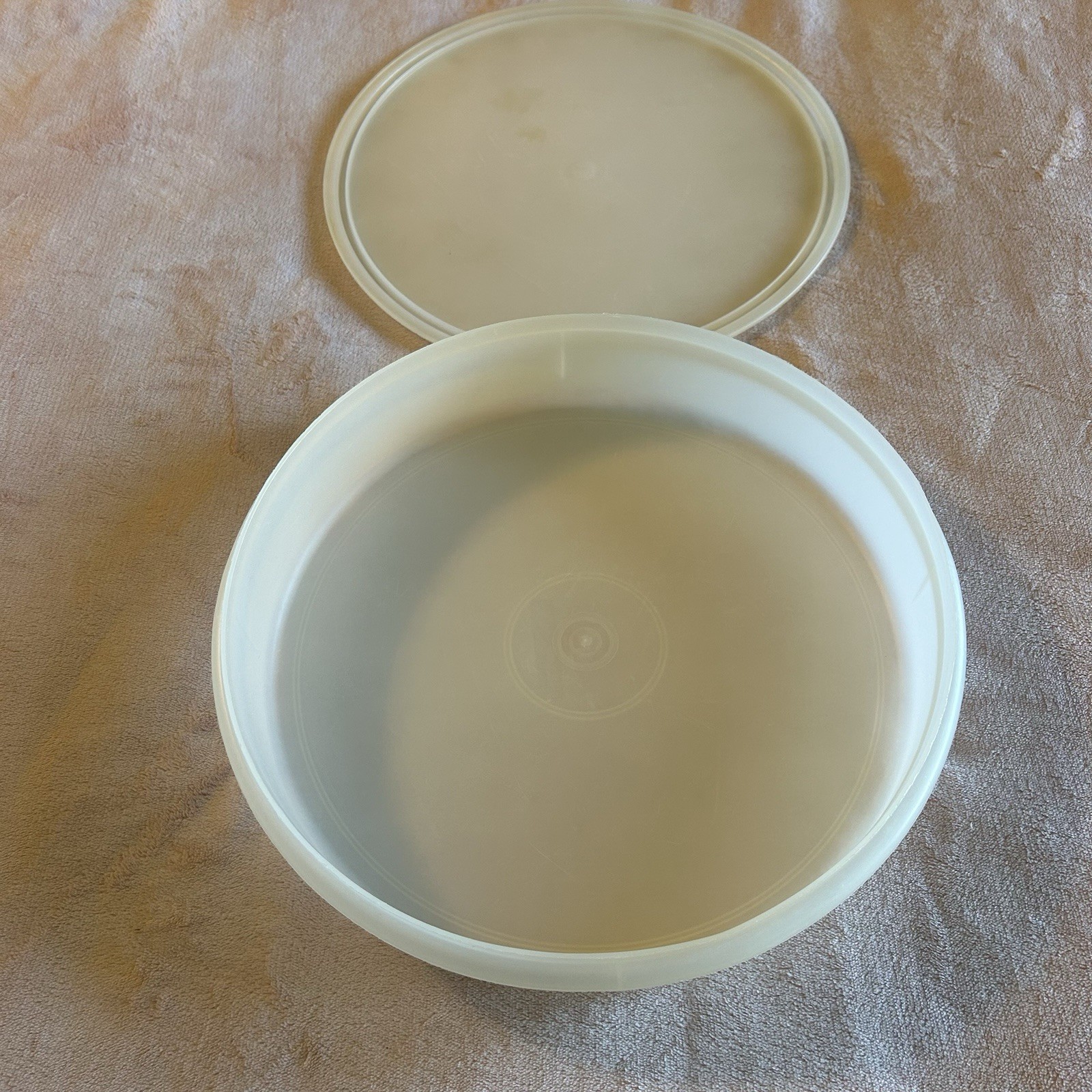 Tupperware vintage round pie cupcake cookie keeper carrier w/ snap lid USA made