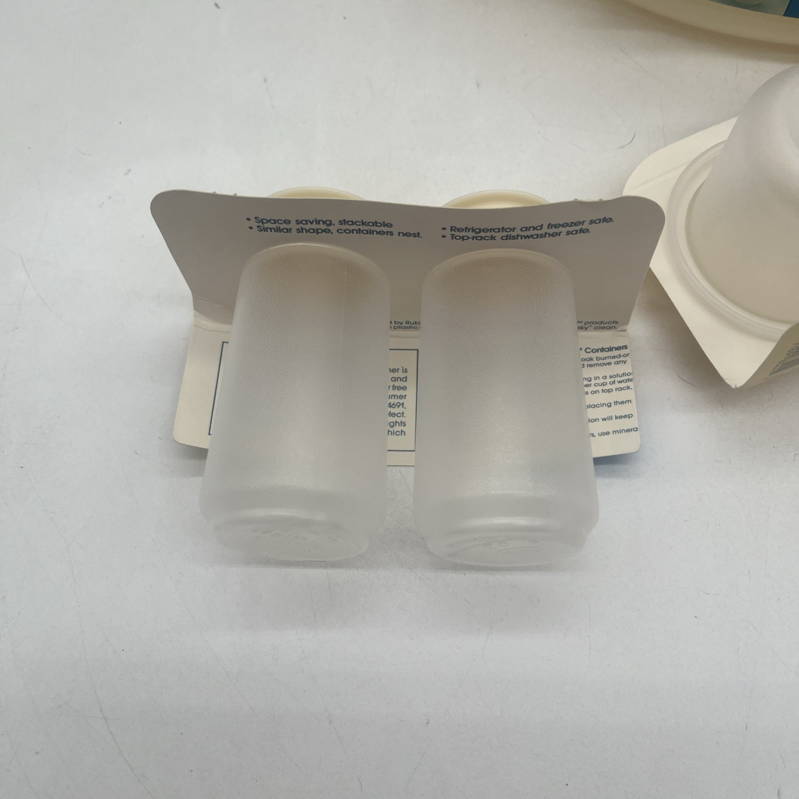 VTG Rubbermaid Servin Saver 7 Piece Picnic Set Almond Salt Pepper