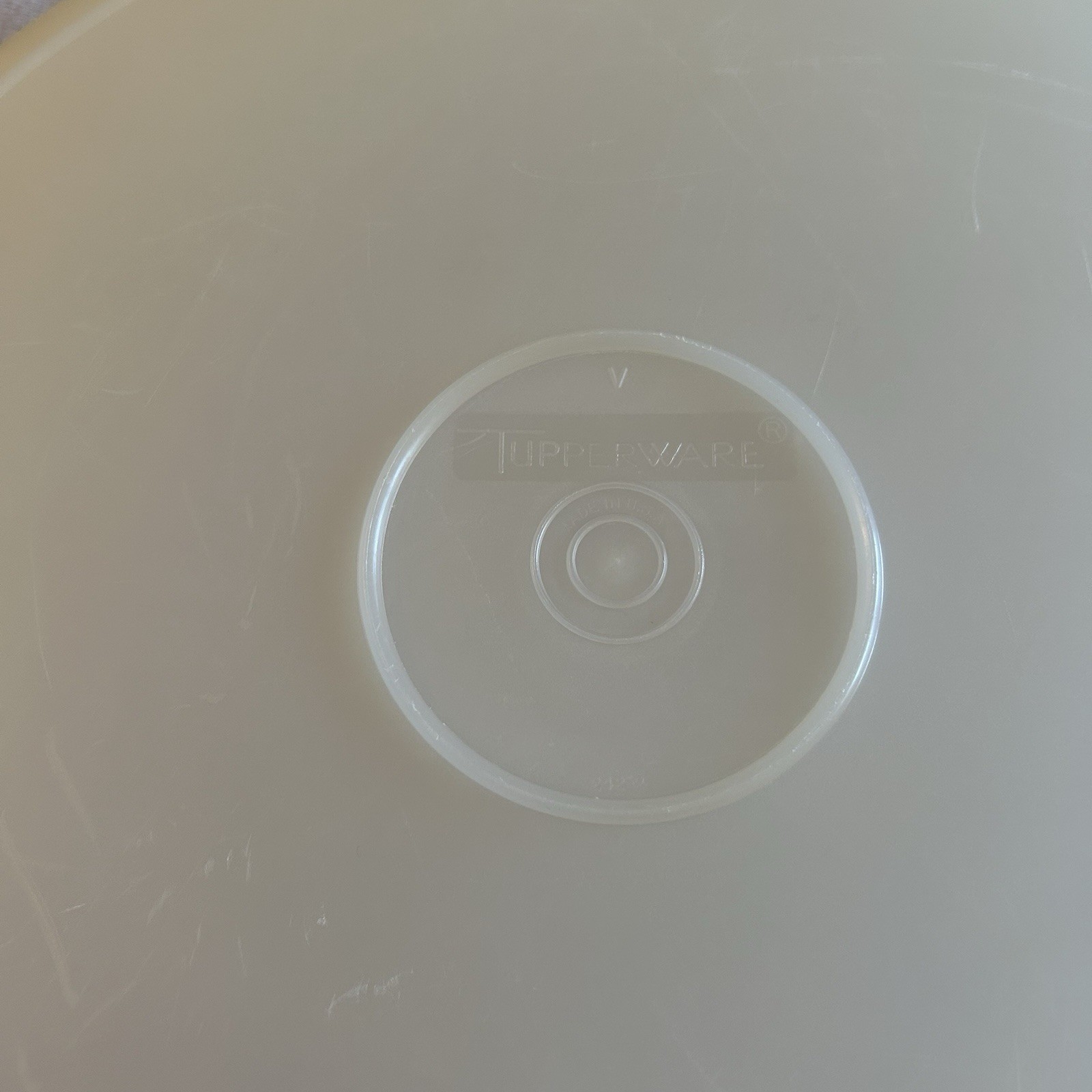 Tupperware vintage round pie cupcake cookie keeper carrier w/ snap lid USA made