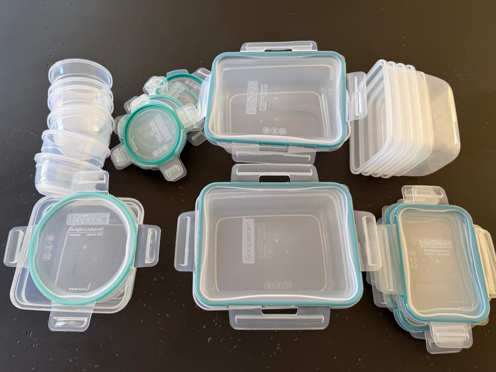 Huge lot 26 pieces Snapware Food and storag containers and lids (GR166-sh23)