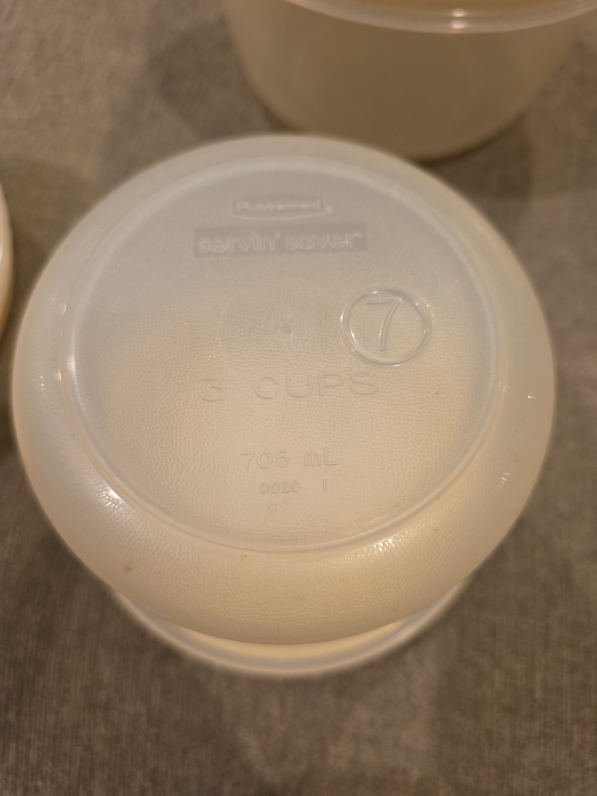 VTG Rubbermaid Servin Saver 2 6 Cup #3 and 1 3 Cup #7 Sheer with Almond Lids