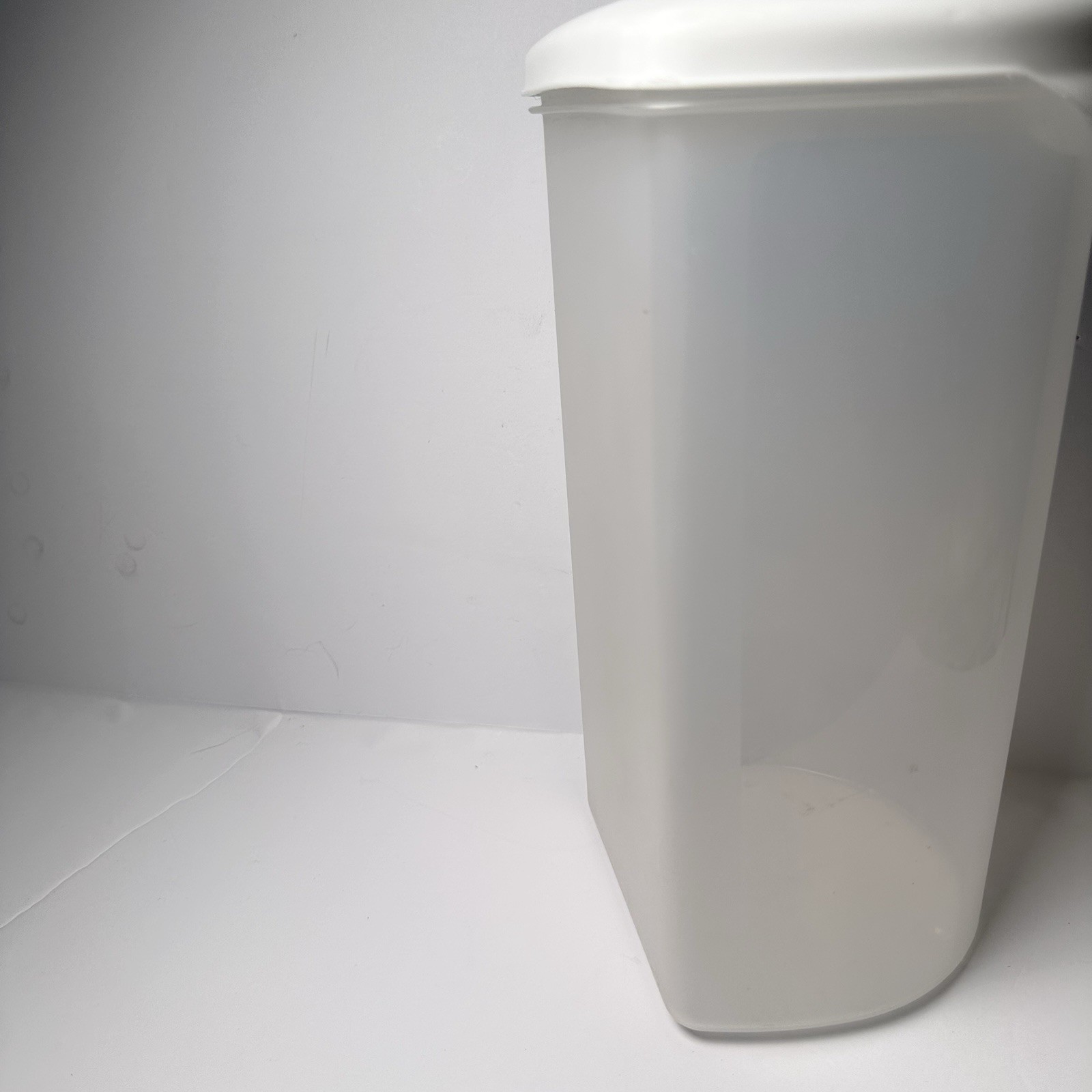 VTG RARE Rubbermaid 382A Servin Saver Food Storage Canister 11.5” D Shape 13 cup