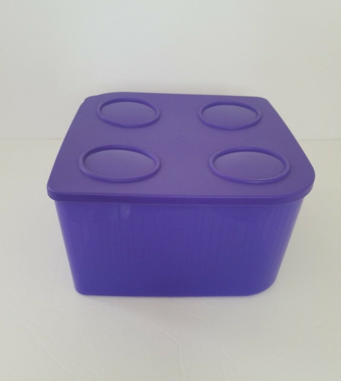 VTG TUPPERWARE – FRESH & COOL LILAC 22 CUP # 5638A