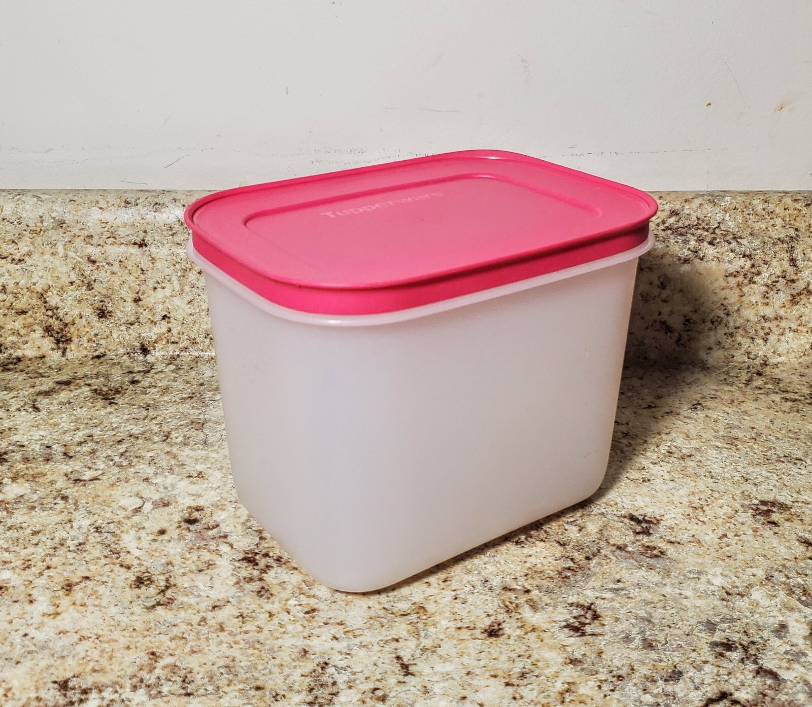 Tupperware Freezer Mate Small Deep 7871 4¾ Cup 1.1L White Base Pink Snowflake Li