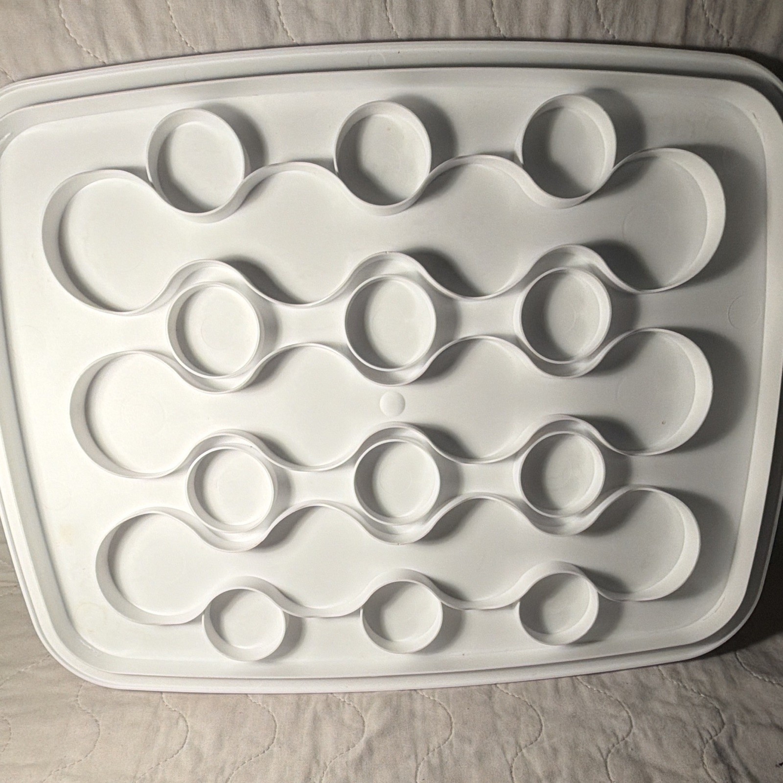 Wilton Clear/Purple Plastic Cupcake Carrier, Handle Lid, 12 Cupcakes Items #1854